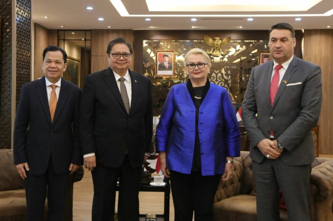 Business-to-business: Menteri Koordinator Bidang Perekonomian Airlangga Hartarto dengan Menteri Luar Negeri Bosnia dan Herzegovina Y.M. Bisera Turkovic, Senin (13/6), di Kantor Kemenko Perekonomian. (Istimewa)