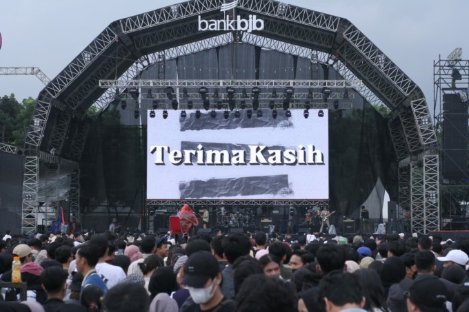 SERU: Nasabah bank bjb mendapat banyak kemudahan nonton konser musik Now Playing Festival 2022, di Lapangan Manunggal Brigif 15/Kujang II, Kota Cimahi, Minggu 12 Juni 2022. (Istimewa)