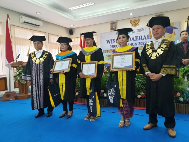 CETAK SDM BERKUALITAS: Wakil Rektor Bidang Sistem Informasi dan Kemahasiswaan Ir. Adi Winata, M.Si. didampingi Direktur Universitas Terbuka Denpasar, Agus Tatang Sopandi, S.Sn., M.Pd. lepas wisudawan, Rabu (15/6). (Ni Kadek Novi Febriani/Radar Bali)