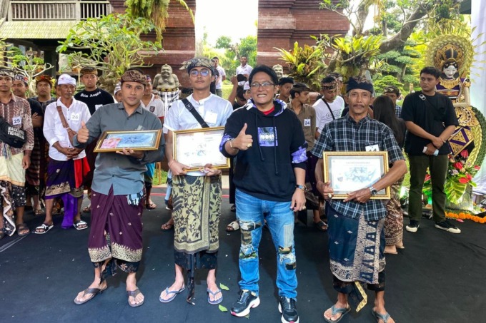 KEARIFAN LOKAL: Bupati Badung, I Nyoman Giri Prasta dalam Lomba Olahraga Tradisional Mejangka dan Ngibing Joged Bumbung di kediaman pribadi Bupati Badung, Desa Pelaga, Minggu (19/6). (PEMKAB BADUNG FOR RADAR BALI)