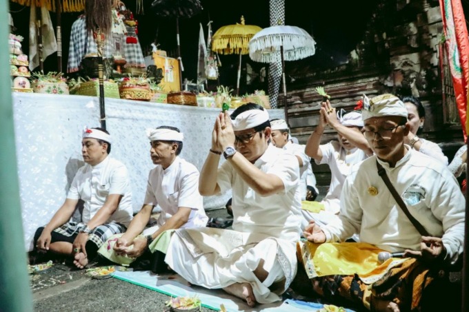 SUJUD BAKTI: Sekda Adi Arnawa gelar persembahyangan bersama serangkaian Karya Pujawali di Pura Dalem Pengilen Sari Gerih Abiansemal, Rabu (22/6). (HUMAS PEMKAB BADUNG FOR RADAR BALI)