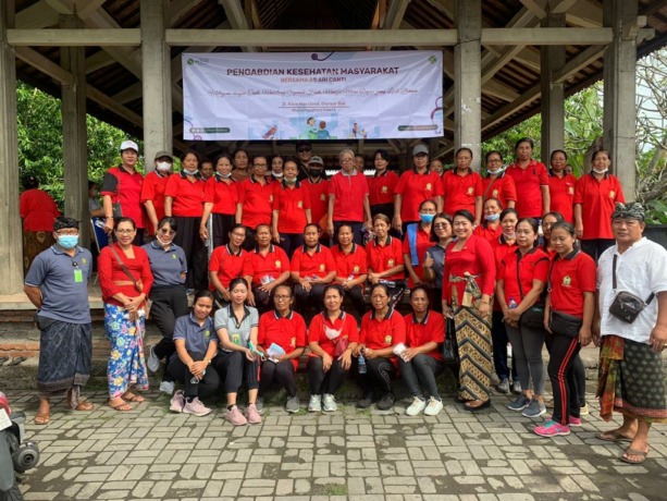 PEDULI LANSIA: Petugas medis Rumah Sakit Ari Canti berfoto usai pemeriksaan kesehatan di Balai Banjar Kemenuh. (ist)