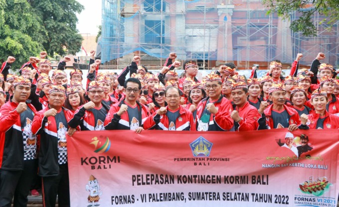 RAIH MEDALI: Gubernur Bali, Wayan Koster lepas keberangkatan Kontingen Komite Olahraga Rekreasi Masyarakat Indonesia (KORMI) Bali menuju Festival Olahraga Rekreasi Nasional (Fornas) VI Palembang Tahun 2022, Jumat, Sukra Umanis, Langkir (24/6). (Pemprov Bali for Radar Bali)