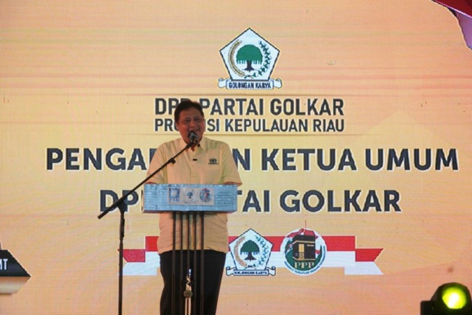 BERI ARAHAN KE KADER: Ketua Umum Partai Golkar Airlangga Hartarto saat menyampaikan arahan pada Silatda KIB Kepulauan Riau di Batam, Jumat malam (24/6/2022). (ist)
