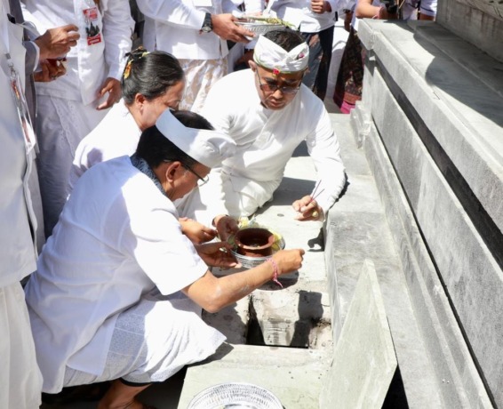 RITUAL SUCI: Gubernur Bali, Wayan Koster didampingi Pengrajeg Karya, IGN Jaya Negara mendem pedagingan di Pura Dang Kahyangan Payogan Agung Segara Rupek, Selasa (28/6) kemarin. (PEMPROV BALI FOR RADAR BALI)