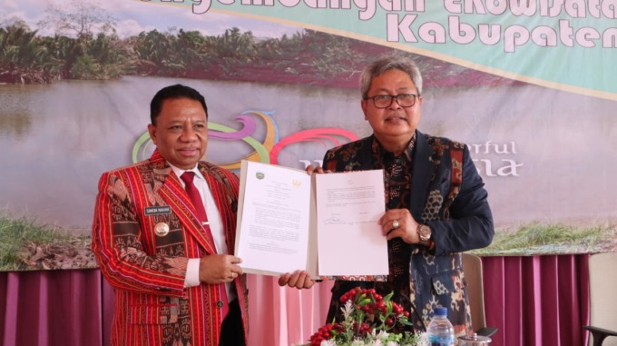 SINERGI: Bupati Malaka, Dr. Simon Nahak menunjukkan lembar MoU bersama Wakil Rektor III Unwar, Dr. Ir. I Wayan Parwata, MT., IPU. ASEAN Eng. (ist)