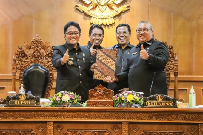 TRANSPARAN: Bupati Badung Nyoman Giri Prasta saat menghadiri Rapat Paripurna DPRD di Ruang Sidang Utama Gosana Kantor DPRD Badung, Selasa (5/7). (HUMAS PEMKAB BADUNG FOR RADAR BALI)