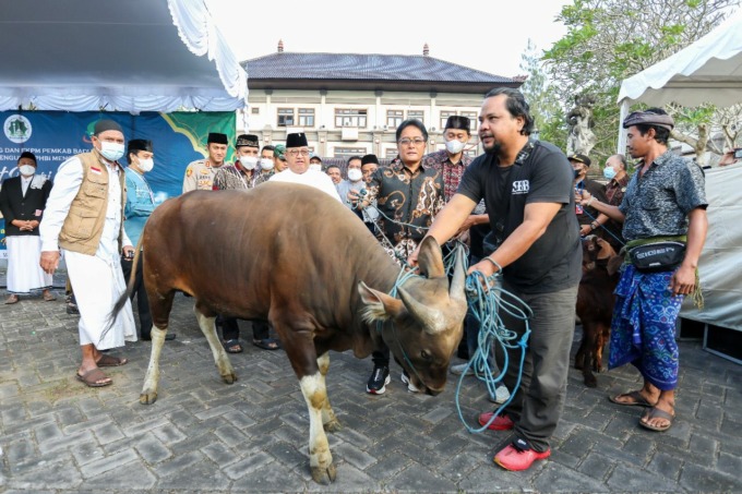 BUPATI SEMUA UMAT: Bupati Badung, I Nyoman Giri Prasta serahkan hewan kurban saat sholat Hari Raya Idul Adha 1443 H di Lapangan Puspem Badung, Minggu (10/7). (HUMAS PEMKAB BADUNG FOR RADAR BALI)