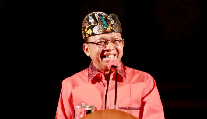 MENGAKAR PADA TRADISI: Gubernur Bali Wayan Koster dalam penutupan PKB ke-44 di Panggung Terbuka Ardha Candra, Art Centre Denpasar, Minggu (10/7) malam. (PEMPROV BALI FOR RADAR BALI)