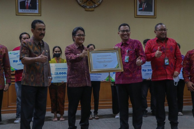 NEGARA HADIR: Bupati Nyoman Giri Prasta menghadiri sekaligus secara simbolis memberikan santunan BPJamsostek dan penyerahan kartu peserta BPJS Ketenagakerjaan di Ruang Rapat Kertha Gosana Puspem, Badung, Selasa, (26/7). (HUMAS PEMKAB BADUNG FOR RADAR BALI)