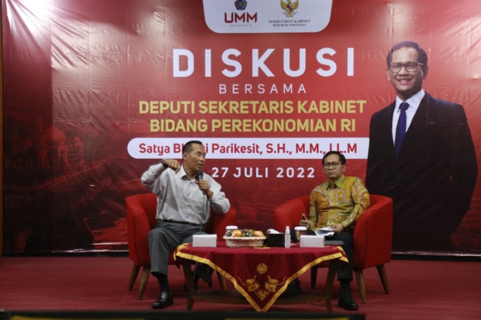SDM PROFESIONAL: Rektor UMM dan Deputi Sekretaris Kabinet Bidang Perekenomian RI yang sama-sama berkomitmen mencetak generasi terbaik untuk menyongsong Indonesia Emas 2045. (HUMAS UMM FOR RADAR BALI)