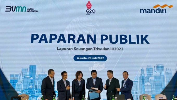 PENYALUR KREDIT TERBESAR: Direktur Utama Bank Mandiri Darmawan Junaidi dan jajaran dalam Konferesi Pers Paparan Kinerja Bank Mandiri Kuartal II 2022 di Jakarta, Kamis (28/7). (BANK MANDIRI FOR RADAR BALI)