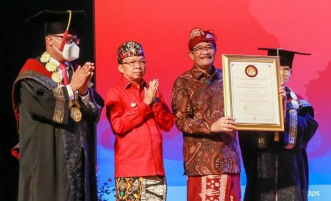 APRESIASI TERTINGGI: Gubernur Bali, Wayan Koster menghaturkan selamat kepada Presiden ke-5 Republik Indonesia, Ibu Prof. Dr. (H.C.) Hj. Megawati Soekarnoputri atas anugerah penghargaan tertinggi BaliBhuwana Mahottama Nugraha. (PEMPROV BALI FOR RADAR BALI)