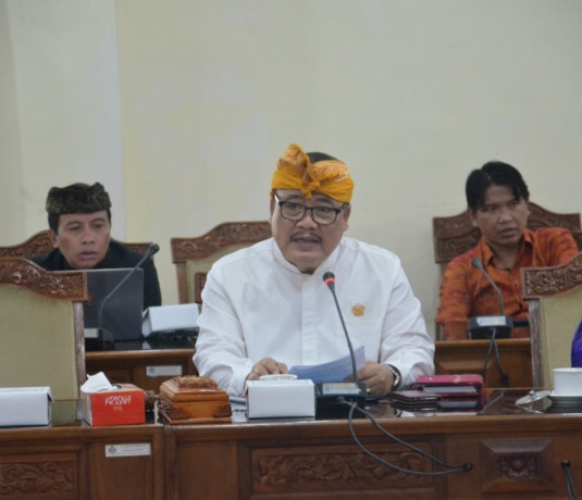 KEBUTUHAN POKOK: Wakil Ketua DPRD Bali, Dr. I Nyoman Sugawa Korry Pimpin rapat bersama Ketua TPAD Provinsi Bali di Ruang Rapat Gabungan DPRD Bali, Kamis (28/7). (Ist)