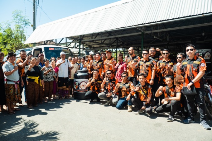 TEPAT SASARAN: Warga di Desa Tianyar Barat, Kecamatan Kubu semringah saat Satuan Siswa, Pelajar, dan Mahasiswa (SAPMA) Pemuda Pancasila (PP) memberikan bantuan air bersih pada Kamis (28/7). (Ist)