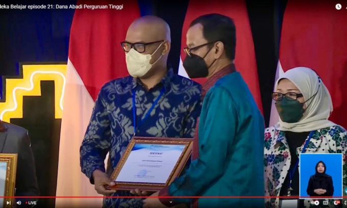 PRESTASI: Plt. Dirjen Diktiristek Prof. Nizam menyerahkan penghargaan kepada Rektor ISI Denpasar Prof. Dr. Wayan Kun Adnyana, di Jakarta, Senin (17/6) lalu. (ISI DENPASAR FOR RADAR BALI)