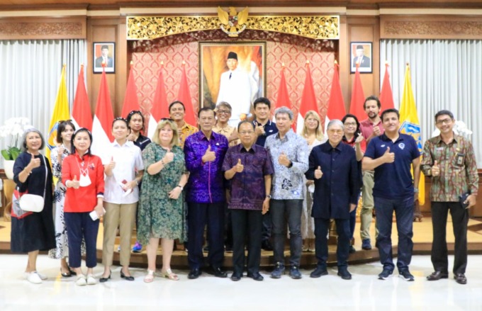 BALI BANGKIT: Gubernur Bali, Wayan Koster menerima kedatangan Association of National Olympic Commonittee (ANOC) pada, Selasa (Anggara Wage, Pahang) 12 Juli 2022 di Gedung Gajah Jayasabha, Denpasar yang dipimpin oleh Eksekutif Komite Olimpiade Indonesia, Rafiq Hakim Radinal. (PEMPROV BALI FOR RADAR BALI)