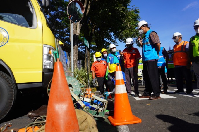 CEK PROYEK: General Manager PT PLN (Persero) Unit Induk Distribusi Bali, I Wayan Udayana mengecek proyek yang digarap PLN UID Bali sambut KTT G20. (PLN UID BALI FOR RADAR BALI)