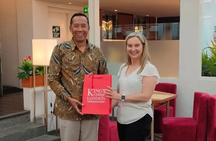 JARINGAN UMM MELUAS: Rektor UMM Dr. Fauzan, M.Pd. bersama dengan tim KCL Helen Bailey usai berdiskusi terkait pengembangan CoE. (Ist)