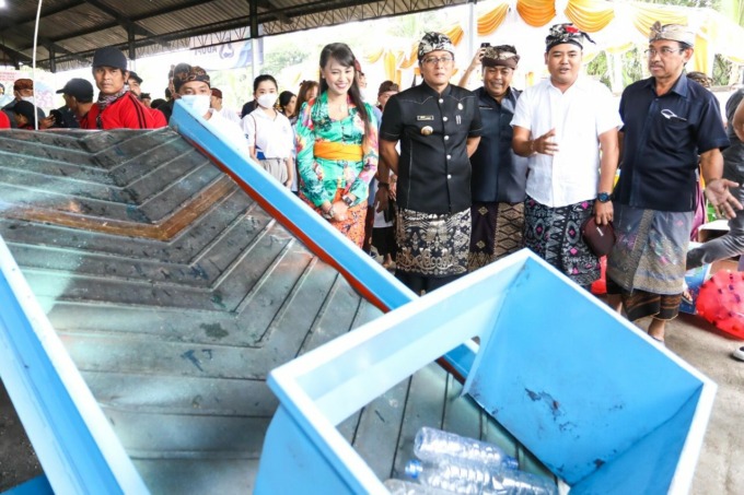 SOLUSI NYATA: Bupati Badung, I Nyoman Giri Prasta tinjau tempat pengolahan sampah usai launching TPS3R Jayagiri Desa Carangsari Kecamatan Petang, Sabtu (23/7). (HUMAS PEMKAB BADUNG FOR RADAR BALI)