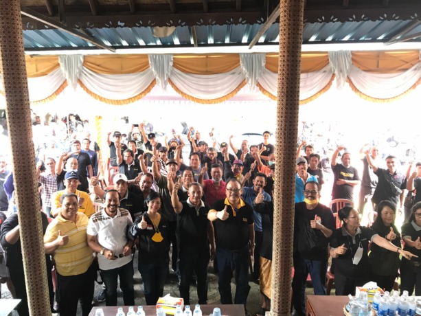 SONGSONG 2024: Ketua DPD Golkar Bali, Dr. I Nyoman Sugawa Korry dan Wayan Sukaja bersama Relawan SemAr Kabupaten Tabanan, Minggu (10/7). (Ist)