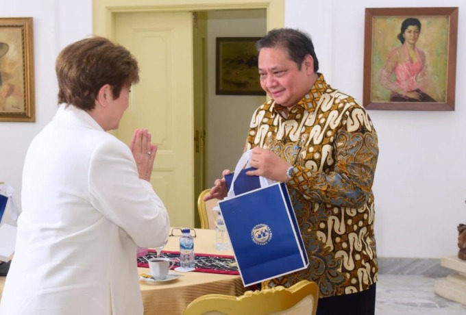 POSISI STRATEGIS PRESIDENSI G20: Menteri Koordinator Bidang Perekonomian Indonesia Airlangga Hartarto bercengkrama dengan Managing Director of the International Monetary Fund (IMF) Kristalina Georgieva di Istana Bogor, Minggu (17/7). (Ist)