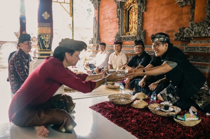 PUNIA PRIBADI: Bupati Badung, I Nyoman Giri Prasta hadiri Upacara Pitra Yadnya Pengabenan Sawa Prakerti Utama, Warih Ksatria Taman Bali dan Ksatria Dalem Segening di Jero Gunung Sibakan, Desa Pemaron Buleleng, Sabtu (16/7). (HUMAS PEMKAB BADUNG FOR RADAR BALI)