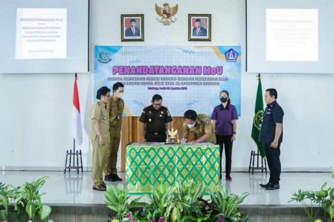 KOMITMEN: Bupati Badung, I Nyoman Giri Prasta hadiri penandatanganan Nota Kesepakatan antara Kejaksaan Negeri Badung dengan Perbekel dan Direktur Bumdes se-Badung di Ruang Aula Kantor Kejaksaan Negeri Badung, Senin (8/8). (HUMAS PEMKAB BADUNG FOR RADAR BALI)