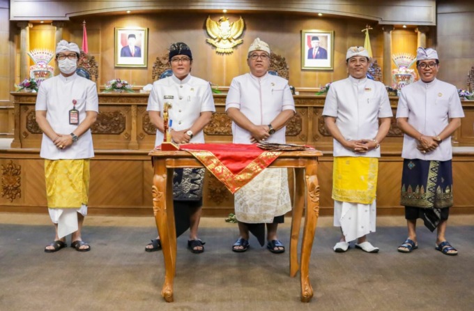 TAAT ASAS: Bupati Badung, I Nyoman Giri Prasta dalam penutupan Sidang Paripurna II Masa Persidangan Ketiga DPRD Badung Tahun 2022, Kamis (12/8). (HUMAS PEMKAB BADUNG FOR RADAR BALI)