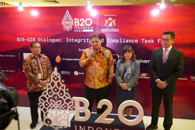OPERASI BISNIS: Menteri Koordinator Bidang Perekonomian Airlangga Hartarto saat menyampaikan keynote speech dalam acara B20-G20 Dialogue: Integrity and Compliance Task Force, Kamis (18/8). (Ist)