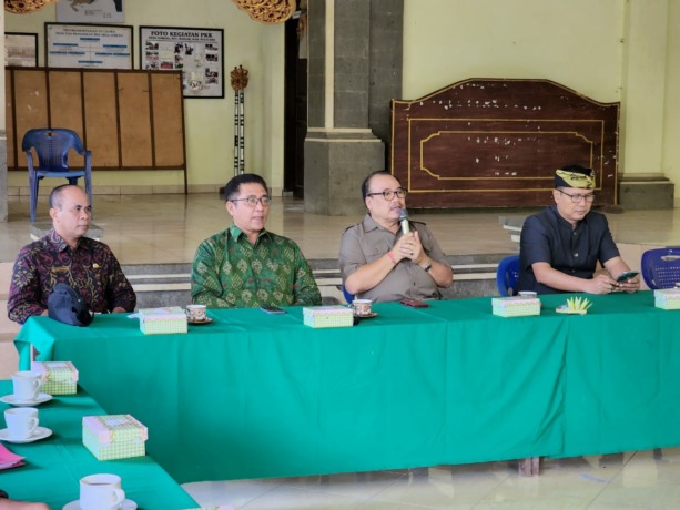 TAMBAH BANGKU: Ketua DPD Golkar Bali Dr. I Nyoman Sugawa Korry saat kunjungan lapangan di Desa Gobleg Kecamatan Banjar Buleleng. (Ist)