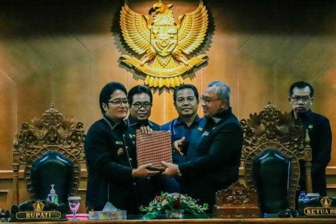 BERPIHAK PADA RAKYAT: Bupati Nyoman Giri Prasta hadiri Rapat Paripurna DPRD di Ruang Sidang Utama Gosana Kantor DPRD Badung, Rabu (24/8). (HUMAS PEMKAB BADUNG FOR RADAR BALI)