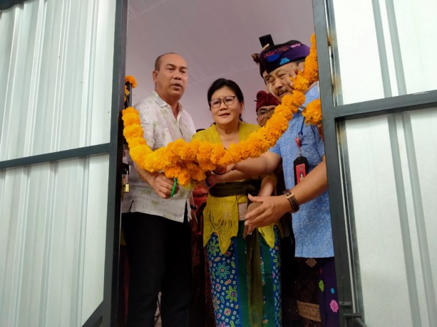 PERESMIAN: (Dari kiri) I Made Kamajaya selaku Kepala Desa Tibubeneng, Ni Nyoman Santi selaku Kepala P3E (Pusat Pengendali Pembangunan EcoRegion), Drs. I Wayan Puja selaku Kepala Dinas Lingkungan Hidup dan Kebersihan Kabupaten Badung saat membuka fasilitas pemilahan sampah kedua di Desa Tibubeneng, Kuta Utara, Bali pada Kamis (25/8/2022). (I Wayan Widyantara/Radar Bali)