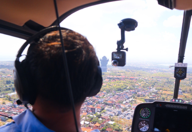 WISATA UDARA: Melihat lebih dekat Garuda Wisnu Kencana dan destinasi wisata Bali lain bersama helikopter Fly Bali Heli. (TITIS/RADAR BALI)