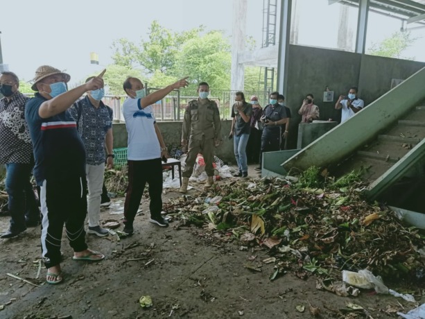 RESIDU: Bupati Jembrana, I Nengah Tamba apresiasi program stop dan TPST membuat volume sampah yang dibuat ke TPA Peh berkurang drastis. (BASIR/RADAR BALI)