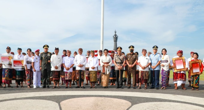 APEL BENDERA: Upacara peringatan Hari Jadi ke-64 Provinsi Bali dihadiri pula oleh perwakilan pimpinan DPRD Bali, Ketua TP PKK Provinsi Bali Ny. Putri Suastini Koster, Wakil Gubernur Bali Prof. Tjokorda Oka Artha Ardhana Sukawati (Cok Ace), Sekda Provinsi Bali Dewa Made Indra dan jajaran Forkopimda Provinsi Bali. (PEMPROV BALI FOR RADAR BALI)