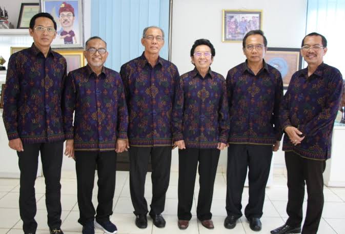 KOMPAK: Pengurus Yayasan WDS Denpasar bersama Rektor ITB STIKOM Bali Dr. Dadang Hermawan (paling kanan). (ITB STIKOM BALI FOR RADAR BALI)